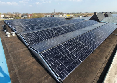 Zonnepanelen op een plat dak