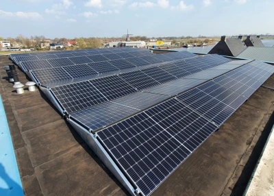 Zonnepanelen op een plat dak