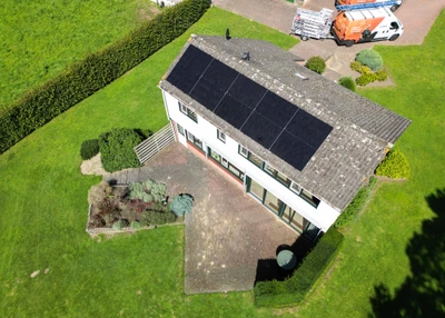 Bovenaanzicht woning met zonnepanelen en dynamisch energiecontract