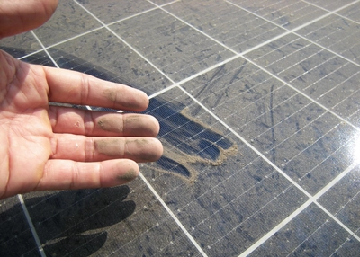 Saharazand op zonnepanelen