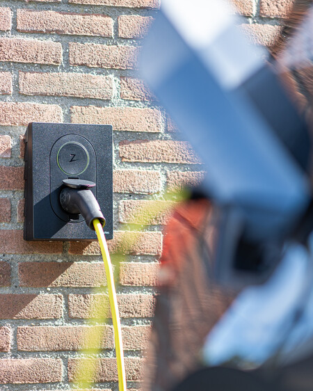Veilig een laadkabel over de stoep 