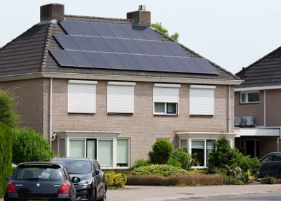 Zonnepanelen op een schuin dak