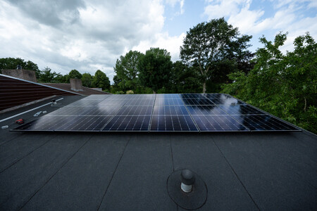 De zonnepanelen op een schuin bitumen dak