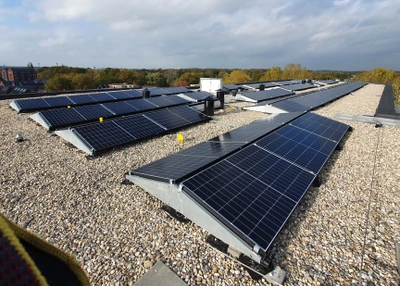 Zonnepanelen op een plat dak