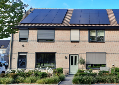 Rijtjes woningen met zonnepanelen